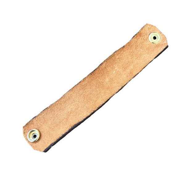 Hand tooled, artisan made tan leather bracelet from recycled vintage 70s - Picture 4 of 11